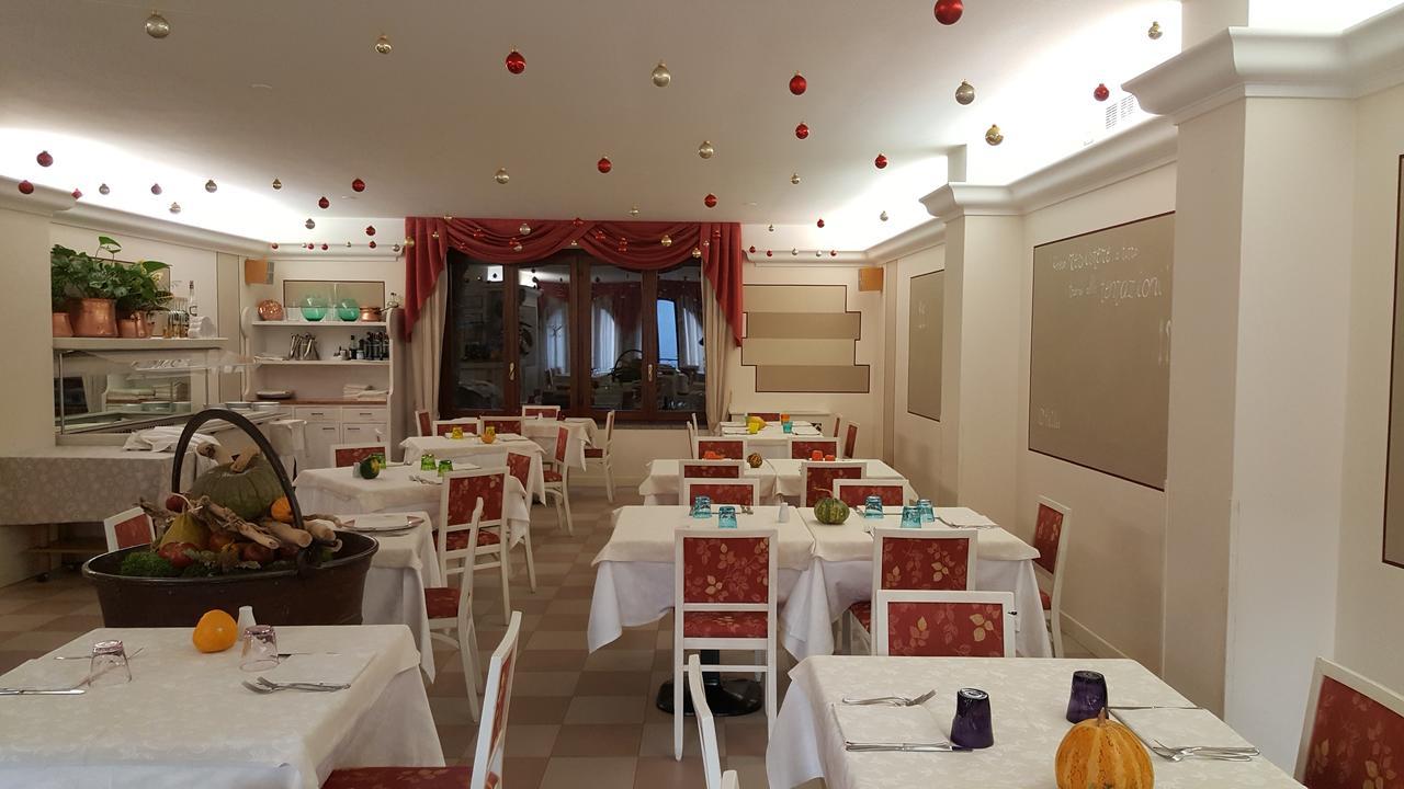 Hotel Ristorante Centrale Vestone Exteriör bild