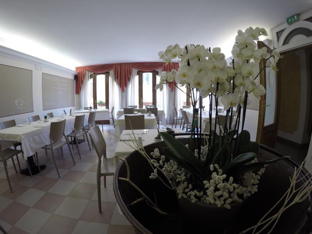 Hotel Ristorante Centrale Vestone Exteriör bild