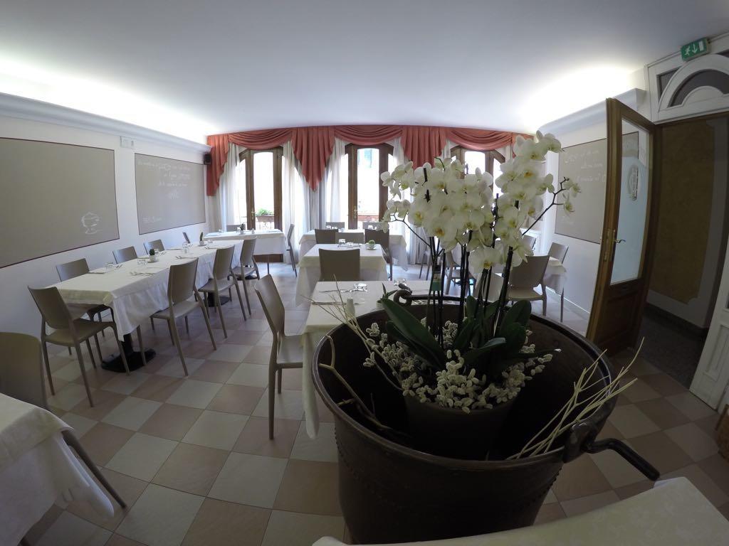 Hotel Ristorante Centrale Vestone Exteriör bild